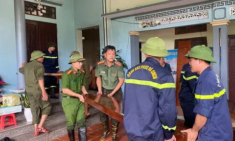 Sau lũ, người dân trở về dọn nhà, học sinh trở lại lớp