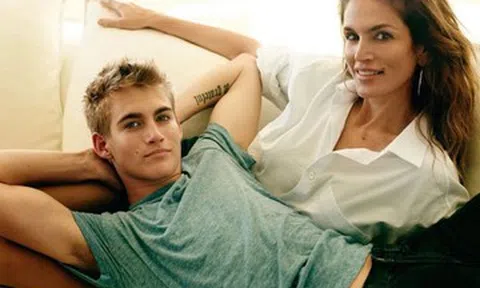 Siêu mẫu Cindy Crawford suy sụp vì cái chết đột ngột của con trai ở tuổi 27