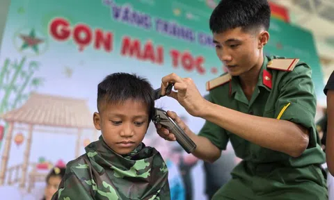 Mùa Trung thu, bộ đội mở "tiệm" cắt tóc cho trẻ em miền núi Tây Giang