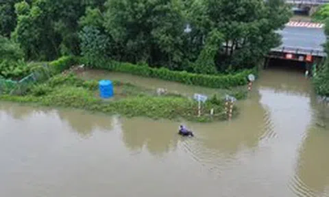Hà Nội tạnh ráo nhiều ngày, đường gom Đại lộ Thăng Long vẫn ngập gần 1m