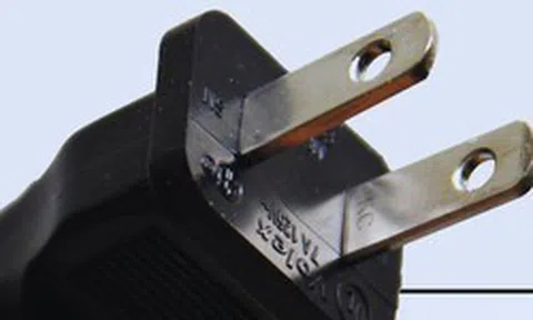90% người dùng đồ điện không biết công dụng của 2 chiếc lỗ nhỏ trên phích cắm dẹt