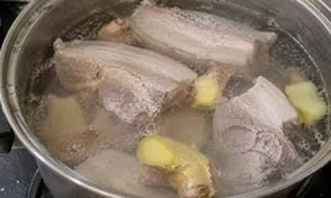 Vì sao nên đập dập một củ gừng vào nồi luộc thịt? Nhiều người ước biết sớm hơn