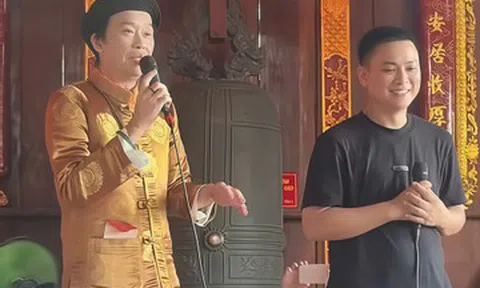 Hoài Lâm đưa bạn gái đến đền thờ Tổ trăm tỷ, cùng Hoài Linh song ca ngọt lịm