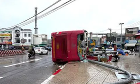 Xe khách giường nằm lật giữa đường, 2 người tử vong, nhiều người bị thương