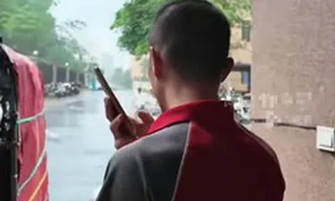 Giúp đỡ bà cụ bị ngã trên đường, nam shipper bị đòi bồi thường 3,5 tỷ đồng