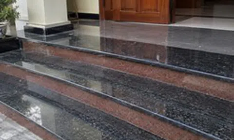 Vì sao ngày càng nhiều gia đình không còn làm bậc tam cấp bằng đá bóng? 2 vật liệu đẹp, bớt nỗi lo trơn trượt đang thành xu hướng mới