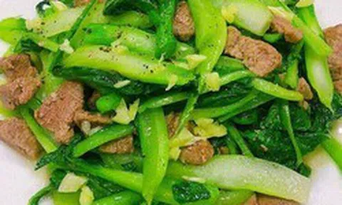Chợ Việt có 1 loại rau đang vào mùa: Giàu kali và canxi, cực hợp ngày hanh khô