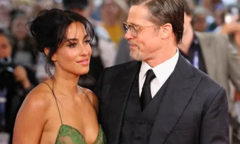 Bạn gái kém 27 tuổi của Brad Pitt hở bạo hiếm thấy