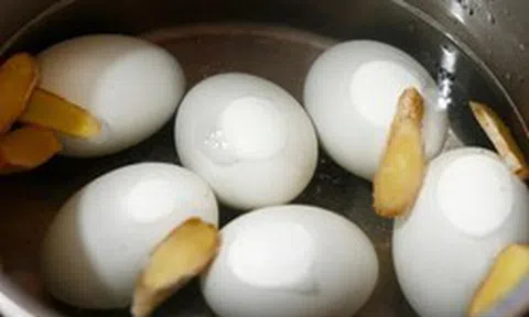 Vì sao nên đập dập một củ gừng vào nồi luộc trứng vịt lộn? Nhiều người tiếc vì không biết