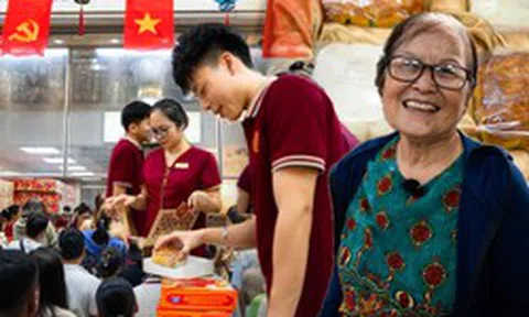 Chờ 1 tiếng mua bánh Trung thu Bảo Phương, bà cụ lại quay về xếp hàng tiếp vì “sáng mua 10 hộp vẫn thiếu”