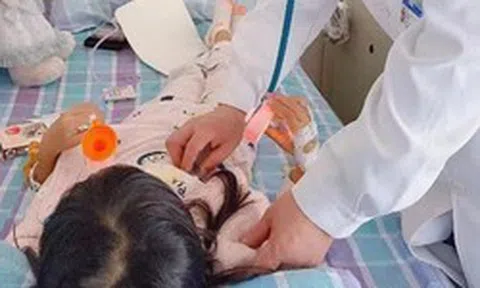 Bé gái 3 tuổi vô tình nuốt kẹo cao su, người bà nhanh chóng làm 1 động tác "cấp cứu": Bác sĩ nghe xong hết lời khen