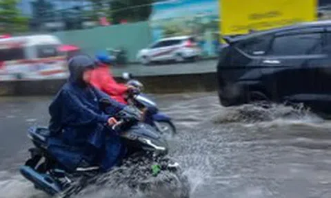 Mưa lớn kéo dài, Cấp cứu 115 TPHCM 'cháy máy'