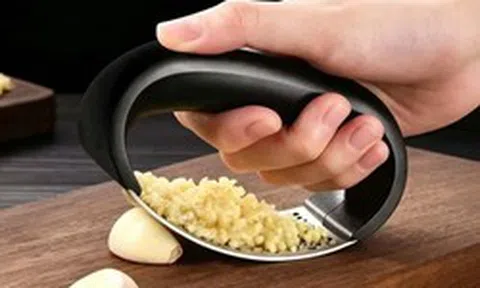 Vì sao nên đập dập tỏi rồi để khoảng 10 phút mới đem nấu? Nhiều người ước biết sớm hơn