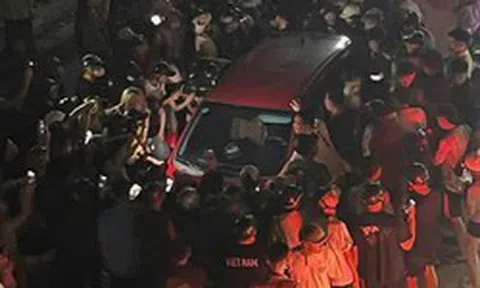 Vụ "bao vây" ô tô để livestream ở Thái Nguyên: Công an mời 2 người làm việc