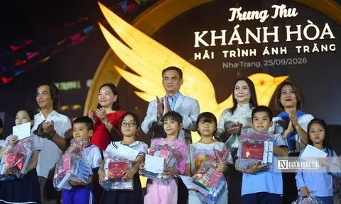 Du khách nước ngoài đội mưa vui Trung thu cùng trẻ em bên biển Nha Trang