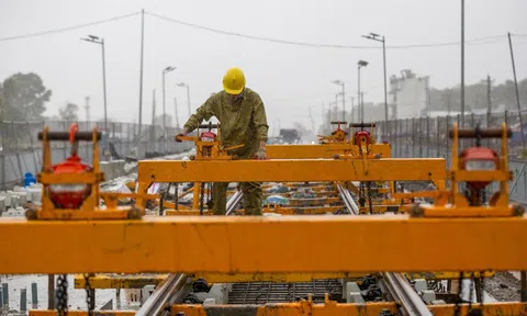 Công nhân đội mưa gấp rút thi công tuyến tàu điện LRT ở Phú Quốc