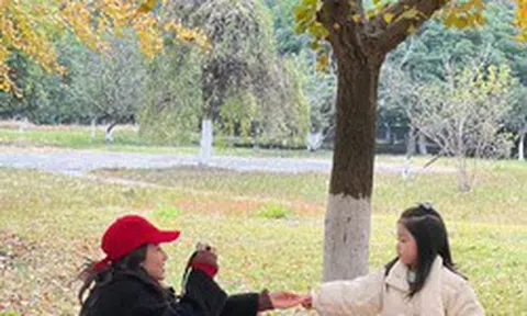 Cha mẹ biết "mặc kệ" con sẽ dạy ra những đứa trẻ biết tự đứng lên