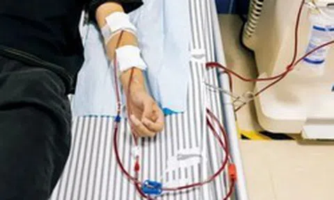 Cậu bé 14 tuổi thận đã hỏng 98%, suy thận cấp vì loại nước người trẻ "mê như điếu đổ"