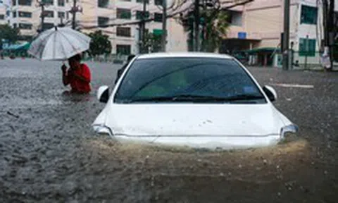 Người dân Thái Lan kể cảnh nước ngập nhà, nhiều ngày phải ngủ trên bàn