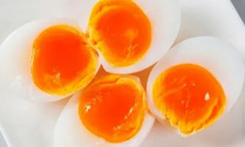 Danh sách thực phẩm gây tăng cholesterol đã được công bố: Bất ngờ khi lòng đỏ trứng chỉ xếp thứ 5!