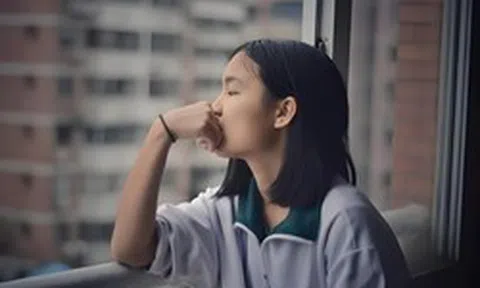 5 biểu hiện tưởng là "ngoan và hiểu chuyện" nhưng có thể là dấu hiệu trẻ đang ngày càng tự ti