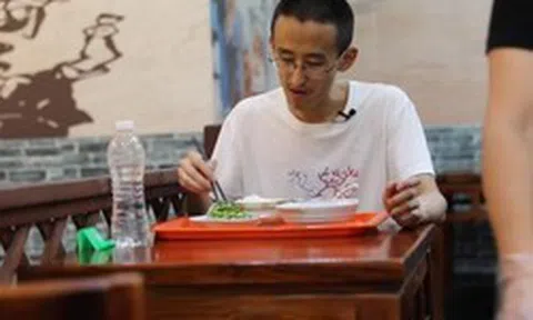 Cú trượt dài của thần đồng 10 tuổi đỗ Đại học, 16 tuổi học Tiến sĩ nhưng U40 vẫn gọi điện xin tiền sinh hoạt từ bố