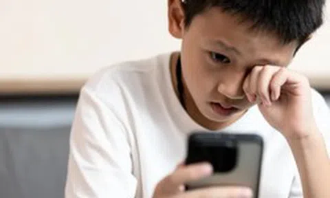 Cảnh báo đến những cha mẹ có con 12 tuổi đang sở hữu điện thoại thông minh