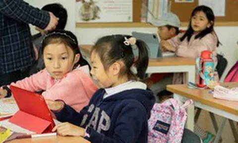 Nghiên cứu nổi tiếng giải mã 2 câu hỏi cha mẹ nào cũng quan tâm: Học càng lâu, vào trường càng tốt có thực sự kiếm nhiều tiền hơn?