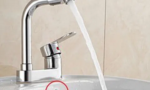 Rất nhiều người không biết công dụng của lỗ nhỏ ở bồn rửa mặt