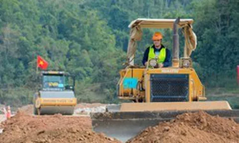 Tập đoàn xây dựng nổi tiếng Việt Nam chi hàng trăm triệu thưởng cho công nhân lái xe ben, vận hành máy ủi… xuất sắc, tổ chức 'tranh tài' tại dự án 11.808 tỷ đồng