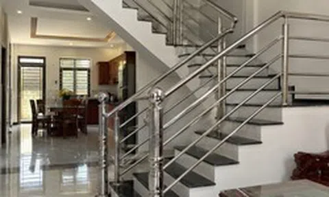 Tại sao ngày càng nhiều gia đình không còn làm cầu thang inox? 2 vật liệu thay thế đẹp, dễ phối nội thất hơn