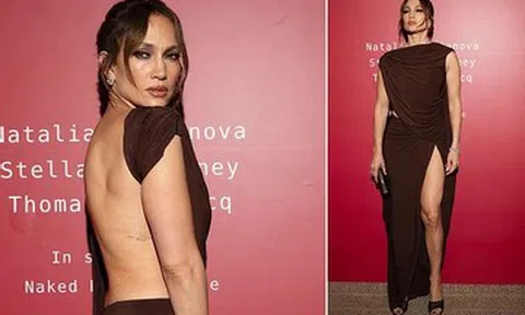 Ca sĩ Jennifer Lopez mặc váy xẻ trước hở sau khi đi tiệc từ thiện