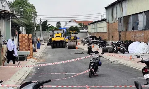 Đang đứng thổi bụi, người đàn ông bị xe lu cán tử vong