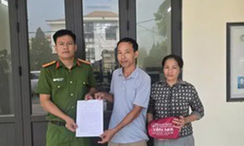 Công an xác minh túi vải đựng cọc tiền 110 triệu đồng được phát hiện tại ngã ba đường