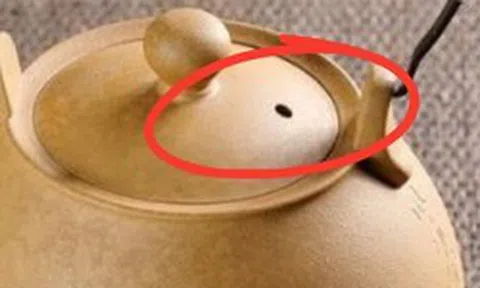 Tại sao có 1 lỗ nhỏ trên nắp ấm trà