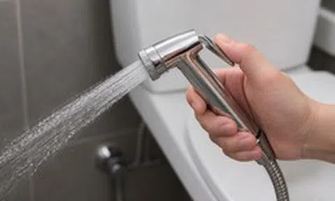 Nguy cơ khi dùng vòi xịt thay vì dùng giấy vệ sinh