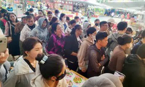 Khách xếp hàng dài mua gỏi Thái ở Cần Thơ