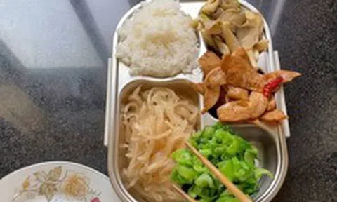 Khoe bữa ăn bán trú bắt mắt, bà mẹ ngạc nhiên khi bị chê: Trông thì sang xịn, bên trong chẳng có gì!
