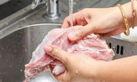 Lời khuyên cho tất cả các gia đình vẫn rửa thịt trước khi nấu