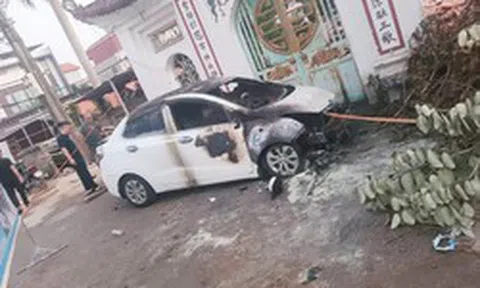 Ô tô bốc cháy ở Hà Nội, nghi bị phóng hỏa