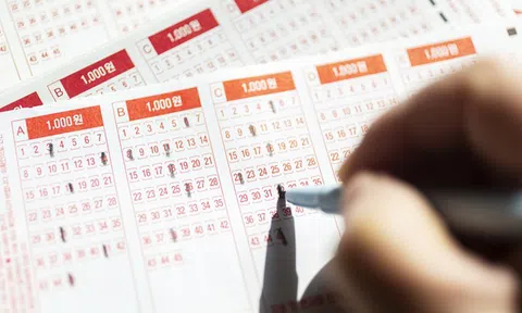 Thấy còn đúng 1 bộ vé số, người đàn ông nói "tôi mua hết", nào ngờ trúng gần 42 tỷ đồng