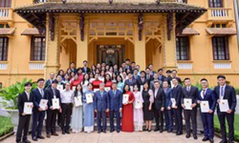 Bộ Ngoại giao thông báo tuyển dụng công chức, chỉ tiêu đúng 10 người, yêu cầu không nói ngọng, nói lắp, thi vấn đáp 2 vòng trong 30 phút