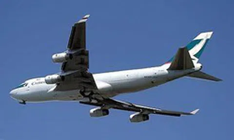 Một chiếc Boeing 747 khổng lồ dài hơn 70 m, sải cánh 64 m, sở hữu 4 động cơ, chở được tới 127 tấn hàng, cất cánh từ sân bay Tân Sơn Nhất