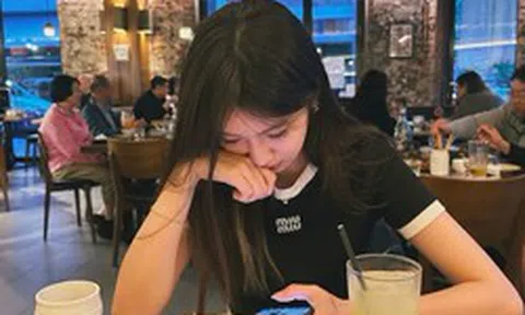 Phản ứng của người tinh tế khi người khác đang kể chuyện nhưng điện thoại liên tục rung