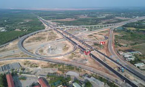 Cao tốc hơn 6.000 tỷ vừa đưa vào khai thác đã lún, nứt mặt đường, nhà thầu lập tức vào cuộc