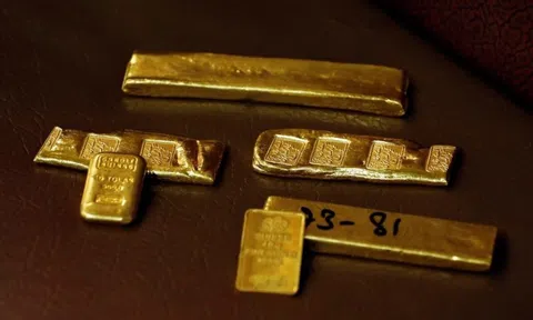 Giá vàng thế giới đang giảm thêm, chứng khoán Mỹ lập đỉnh