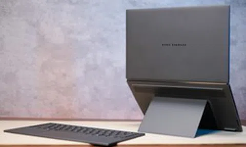 Không cần bàn làm việc cố định, ASUS Zenbook DUO 2026 vẫn dựng được cả workspace