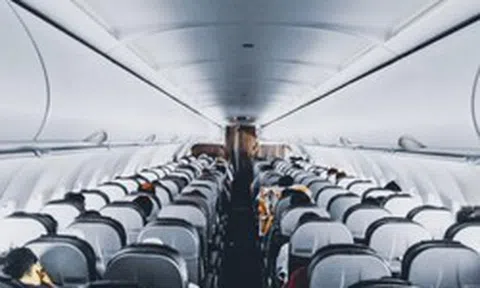 Cất và hạ cánh là lúc dễ xảy ra tai nạn nhất, vì sao tiếp viên vẫn kiên quyết tắt đèn trong khoang?
