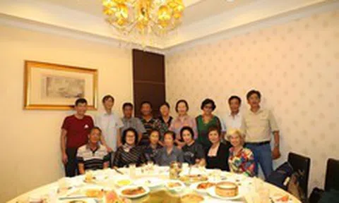 Đi họp lớp được hỏi lương hưu, tôi phát hiện người nhận lương 30 triệu đồng luôn buồn bã, người hơn 10 triệu lại hài lòng
