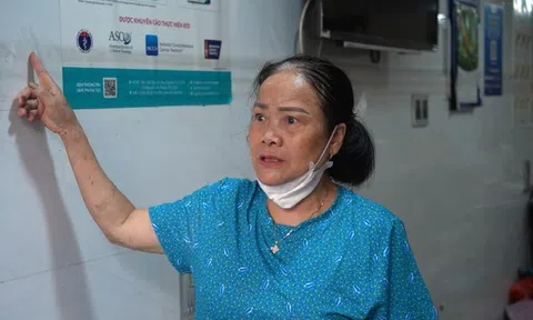Hầm xe khu dân cư ở Tp.HCM ngập ngang cổ: "Nước dâng cuồn cuộn như dòng sông"